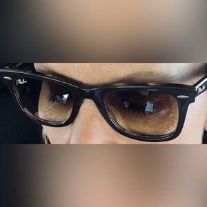 PRICE DROP today only Ray-Ban Wayfarer brown tortoise shell Frame sunglasses 😎